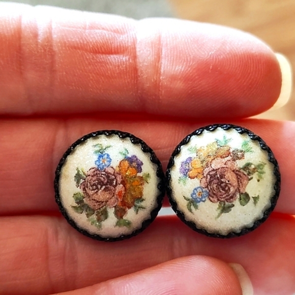 VINTAGE GERMANY SUGARED COATED CAMEO FLORAL BUTTON CLIP-ON .5" EARRINGS - Picture 7 of 10
